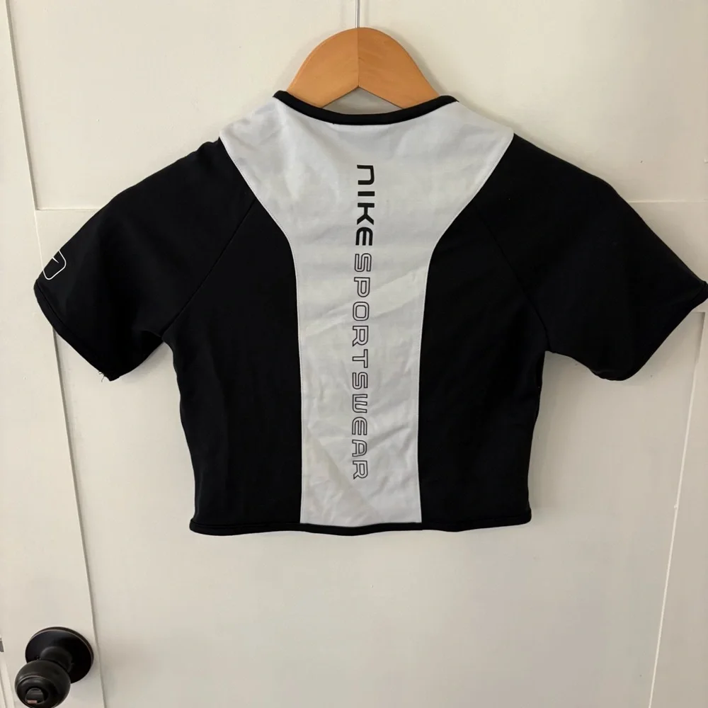 NIKE NSW STREET SHORT SLEEVE TOP. Size Small. - Picture 6 of 9